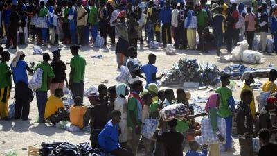 Мигранты продолжают прибывать на Лампедузу