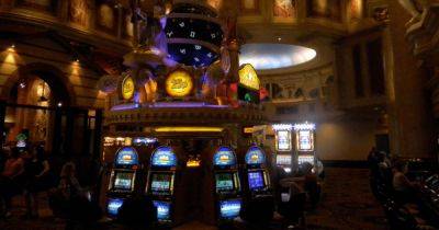 Сорвал большой куш: мужчина выиграл в казино, но вместо денег получил штраф