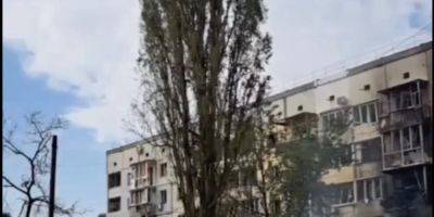 Армия РФ ударила по жилым домам в Новой Каховке управляемыми авиабомбами, есть погибшие и раненые — видео