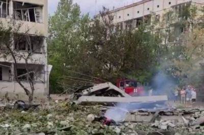 "Это мой дом!": россияне с самолета сбросили авиабомбу на жилой квартал