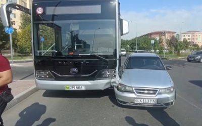 Столичные водители продолжают охоту на электробусы. На дорогах Ташкента произошло очередное ДТП. Видео