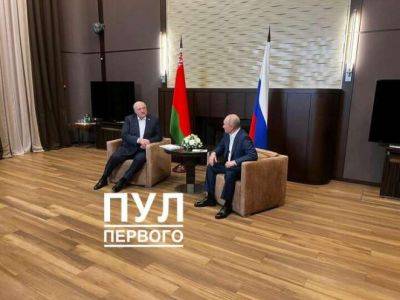 Пресс-служба Лукашенко опубликовала фото с его встречи с Путиным. Он опять сидел в «вассальской» позе