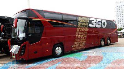 МАЗ представил туристический автобус и строительный самосвал на выставке в Минске