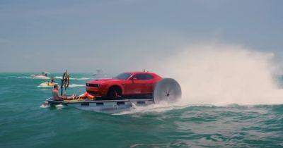 Ради просмотров: спорткар Dodge за $80 000 превратили в необычную лодку (фото)
