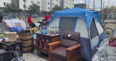 Пустые бутылки вокруг: в США посреди улицы открыли бар для бездомных (фото)