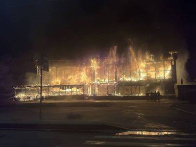 В российском питере масштабный пожар: горит ТЦ