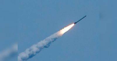 Россияне массированно обстреляли Харьков ракетами С-300: есть раненые (видео)