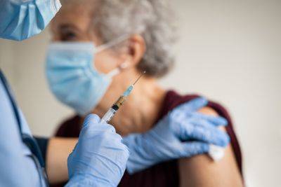 В Европе начинают бустерную вакцинацию от коронавируса. В Израиле не спешат
