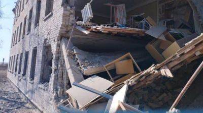 На Херсонщине россияне попали в многоэтажку и разрушили лицей