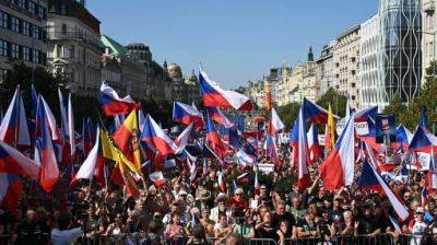 В Праге тысячи людей митинговали против правительства, критиковали и помощь Украине