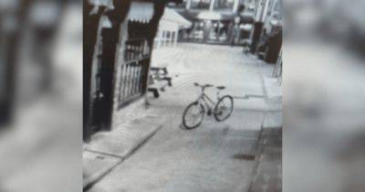 Загадочный случай: "призрачный" велосипед без водителя проехал прямо на улице (видео)