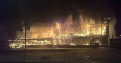 Пожар на 1000 квадратных метров: в Санкт-Петербурге вспыхнул торговый центр (видео, фото)