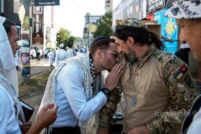 Хасиды в Умани – хасид почтил израильтянина, который воюет за Украину – фото