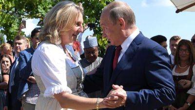 Экс-министр Австрии, танцевавшая с Путиным на свадьбе, переезжает в Россию вместе с пони