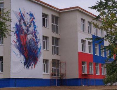 "Сову мудрости" сменила "кровавая": В Северодонецке оккупанты закрасили мурал - фото