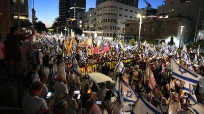 "Победа демократии": в Тель-Авиве тысячи вышли на протест против реформы