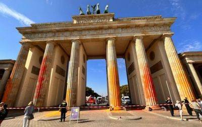 В Берлине экоактивисты облили краской Бранденбургские ворота - korrespondent.net - Украина - Германия - Берлин - Німеччина
