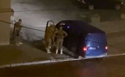 Даже бандитов так не задерживают: во Львове ТЦК очень жестко пакует мужчин - скандальное видео