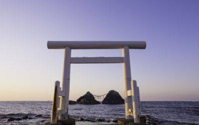 Остров Окиносима посещают только голые мужчины – традиции и обряды Японии – видео