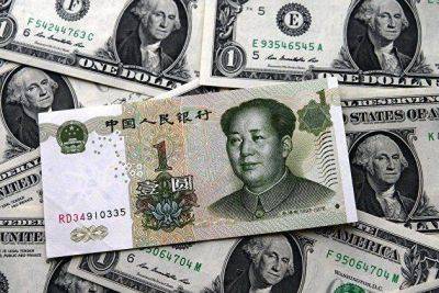 Юань опустился с двухнедельного максимума против доллара