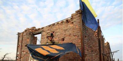ВСУ подняли украинский флаг над освобожденной от оккупантов Андреевкой — видео