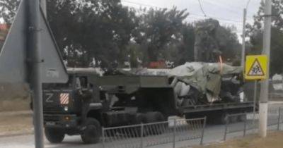 В оккупированной Керчи заметили перевозку поврежденного вертолета Ка-52 (видео)