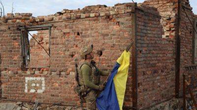 В освобожденной Андреевке установили флаг Украины