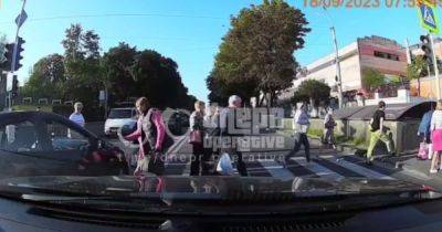 В Днепре мужчина въехал в толпу пешеходов на "зебре" и залил из баллончика всех возмущенных (видео) - focus.ua - Украина