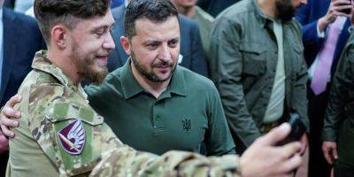 Зеленский встретился с ранеными украинскими военными в США