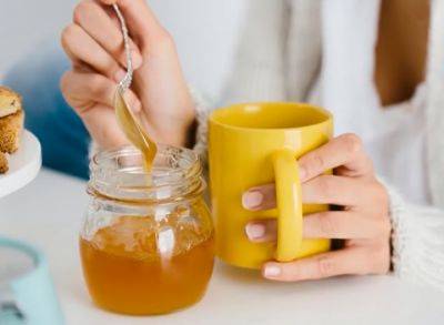 Следите за температурой: как правильно добавлять мед в чай при простуде