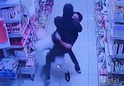 Продавец магазине в Раате обратил в бегство двух вооруженных грабителей