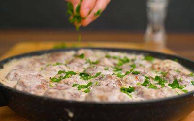 Вся семья будет просить добавки: рецепт мясных биточков с рисом и зеленью на сковороде