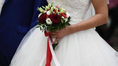 На свадьбе в Узбекистане невеста напала на гостью. Видео