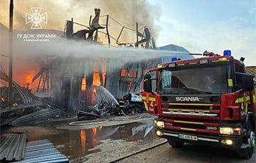 Пожары тушат до сих пор: последствия варварской атаки РФ по Львову