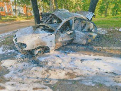 В Харькове в результате ДТП горела легковушка: водитель получил травмы (фото)