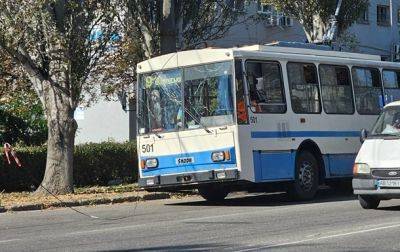 Удар по Херсону: скончался один из раненых пассажиров троллейбуса