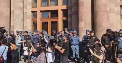 Война в Нагорном Карабахе 19 сентября – в Ереване люди вышли на протест, видео