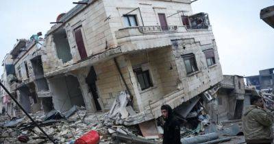 Последствия турецкого бедствия: в Малатье одновременно снесли взрывчаткой 9 многоэтажек (видео)