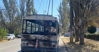 ВС РФ из артиллерии обстреляли троллейбус в Херсоне: есть жертвы (фото)