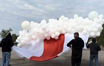 Из Украины в Беларусь прилетел огромный бело-красно-белый флаг - charter97.org - Украина - Белоруссия