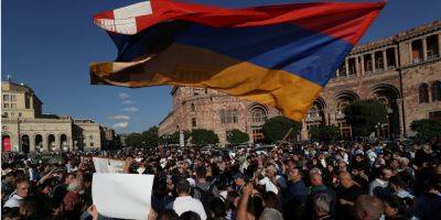 Лозунги против правительства. В центре Еревана проходят протесты после обстрелов в Нагорном Карабахе