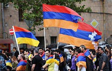 Демонстранты в Ереване заблокировали выходы из посольства РФ