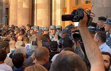 Никола Пашинян - В Ереване люди штурмуют здание правительства - charter97.org - Армения - Белоруссия - Ереван