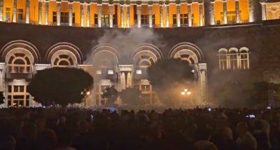 Война в Нагорном Карабахе 19 сентября – в Ереване штурмуют здание правительства - кадры