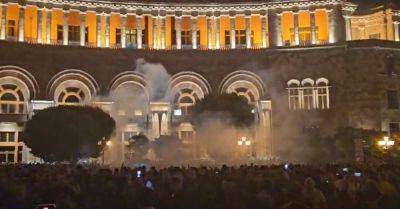 В Ереване у здания правительства начались стычки митингующих с полицией – СМИ