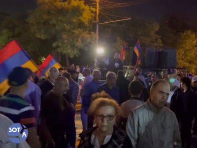 У посольства рф в Ереване люди кричат "путин - *уйло!"