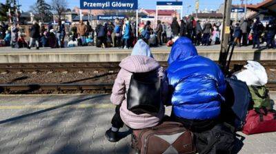 Польша может не продлить льготы и сократить помощь для беженцев из Украины – Bloomberg