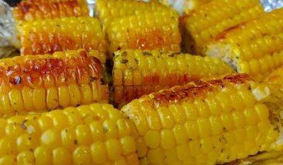 На выходных вы будете съедать по целой миске: рецепт молодой кукурузы, запеченной с чесноком и сливочным маслом