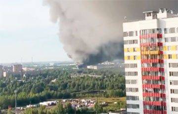 Масштабный пожар в Санкт-Петербурге: огонь охватил комбинат