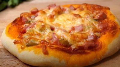 Вспомним школьные годы: рецепт быстрых пицц с вареной колбасой, маринованными огурчиками и сыром